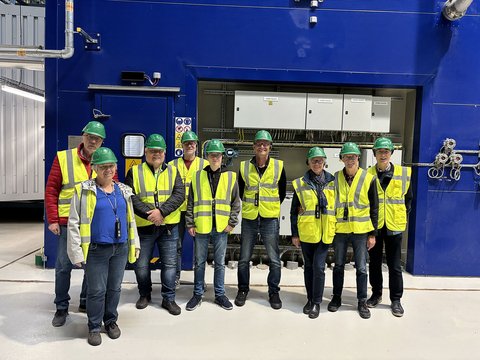 Gruppenbild vor Siemens-Gasturbine